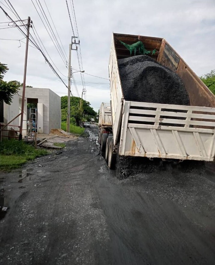 เขตหนองจอกประสานผู้รับจ้างเร่งงานก่อสร้างในซอยสกุลดี 5 คืนผิวจราจรให้ประชาชน