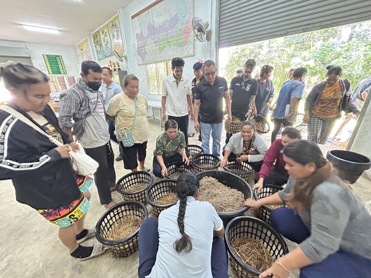 เกษตรหนองหญ้าปล้อง จัดโครงการสร้างมูลค่าเพิ่มจากวัสดุเหลือใช้ทางการเกษตร