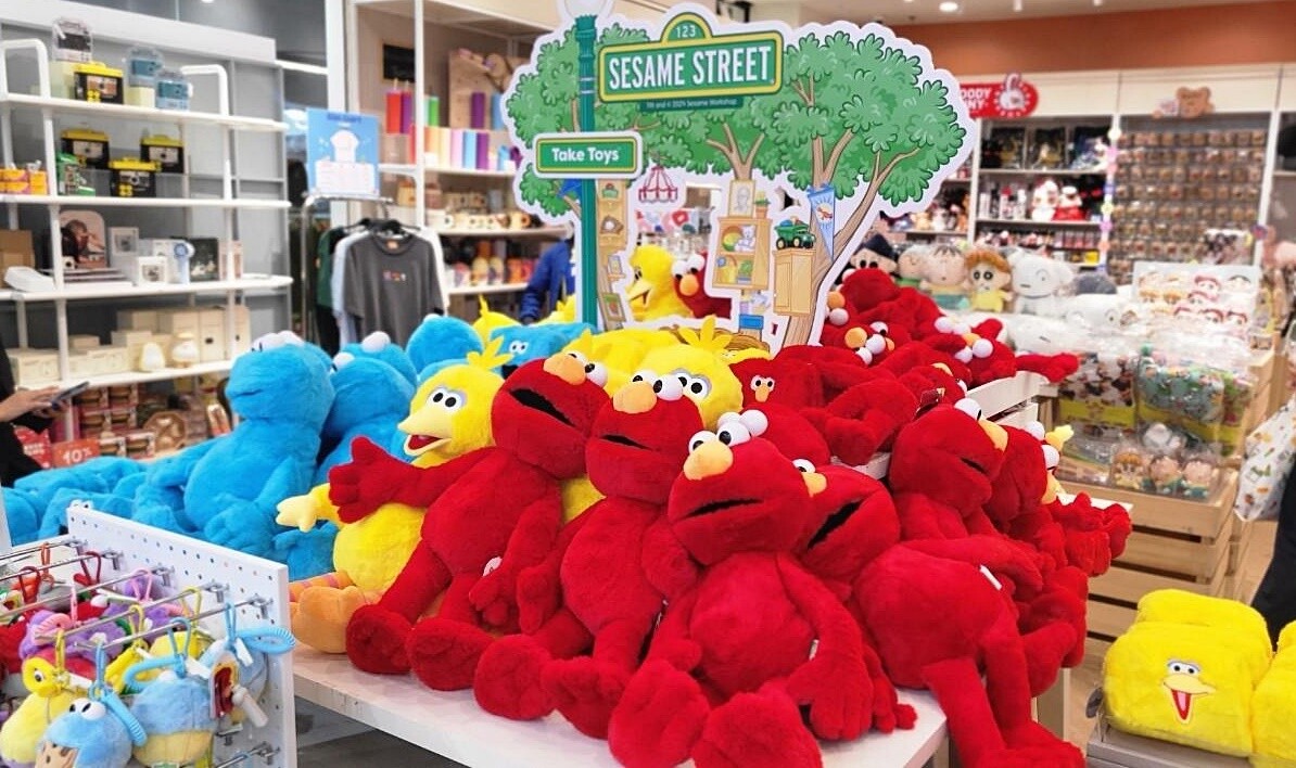 At First ศูนย์การค้าเอ็ม บี เค เซ็นเตอร์ ฉลองครบรอบ 55 ปี Sesame Street สินค้าใหม่อัดแน่นก่อนใคร พร้อมโปรโมชันสุดพิเศษเฉพาะที่ At First เท่านั้น