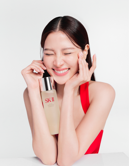 ใบเฟิร์น พิมพ์ชนก แบรนด์แอมบาสเดอร์คนใหม่ของ SK-II เอเชียตะวันออกเฉียงใต้เผยเคล็ดลับเบื้องหลังความมั่นใจเรื่องผิวสวย