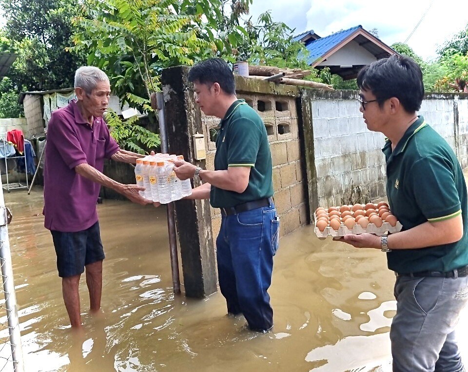 CP - CPF Join Forces Deliver Food Aid to Flood-Affected People in the North