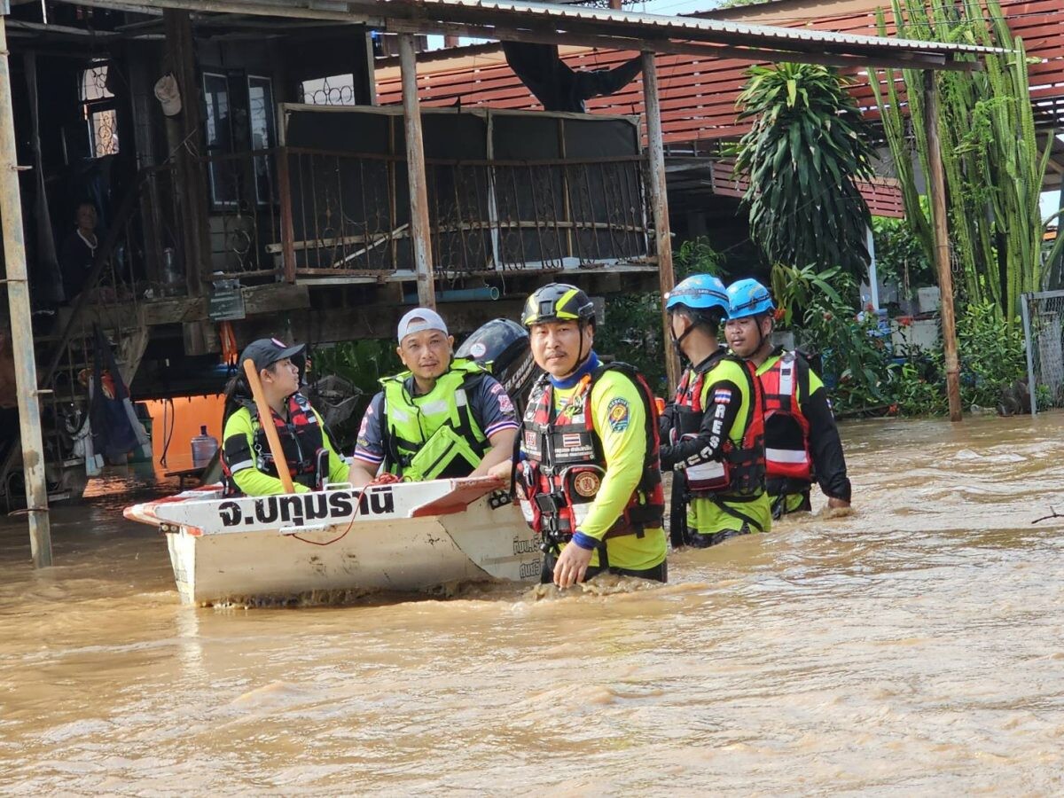 มูลนิธิป่อเต็กตึ๊ง ห่วงใยประชาชน กระจายกำลัง จัดตั้ง "โรงครัวเคลื่อนที่ อาสาสมัครมูลนิธิป่อเต็กตึ๊ง จัดทีมบรรเทาทุกข์ชาวสุโขทัย.. สู้ภัยน้ำท่วม