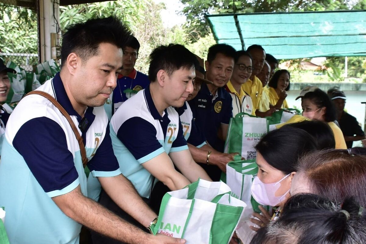 "ซูเลียน" ลงพื้นที่ จ.แพร่ ร่วมส่งกำลังใจผู้ประสบอุทกภัย มอบถุงยังชีพจำนวน 500 ชุด บรรเทาความเดือดร้อนแก่ประชาชน