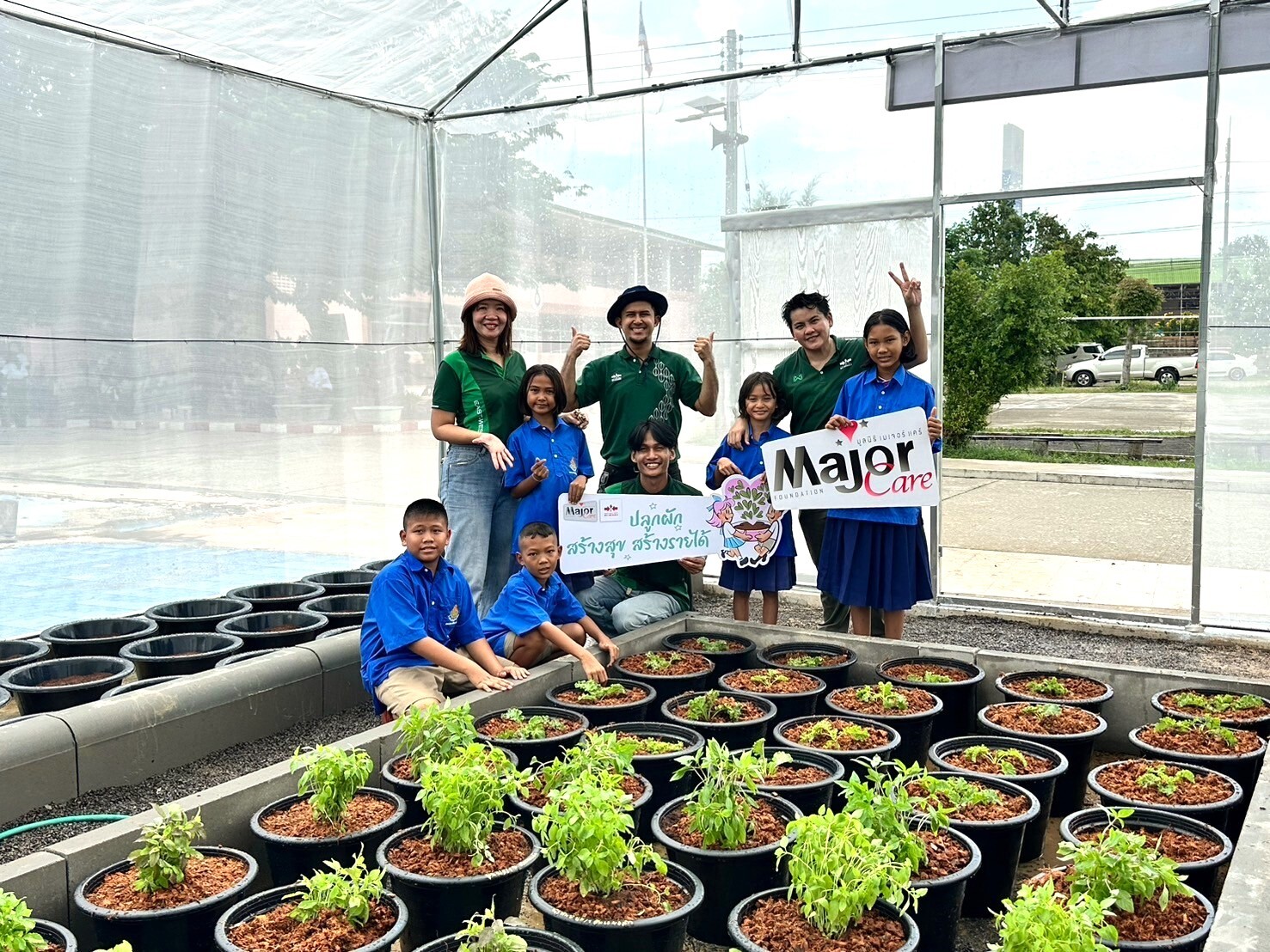 เมล็ดพันธุ์ตราศรแดง จับมือ มูลนิธิเมเจอร์แคร์ ใน "โครงการปลูกผัก สร้างสุข สร้างรายได้" หนุนนักเรียนเรียนรู้การปลูกผักปลอดสารพิษ ฝึกทักษะต่อยอดสร้างอาชีพ