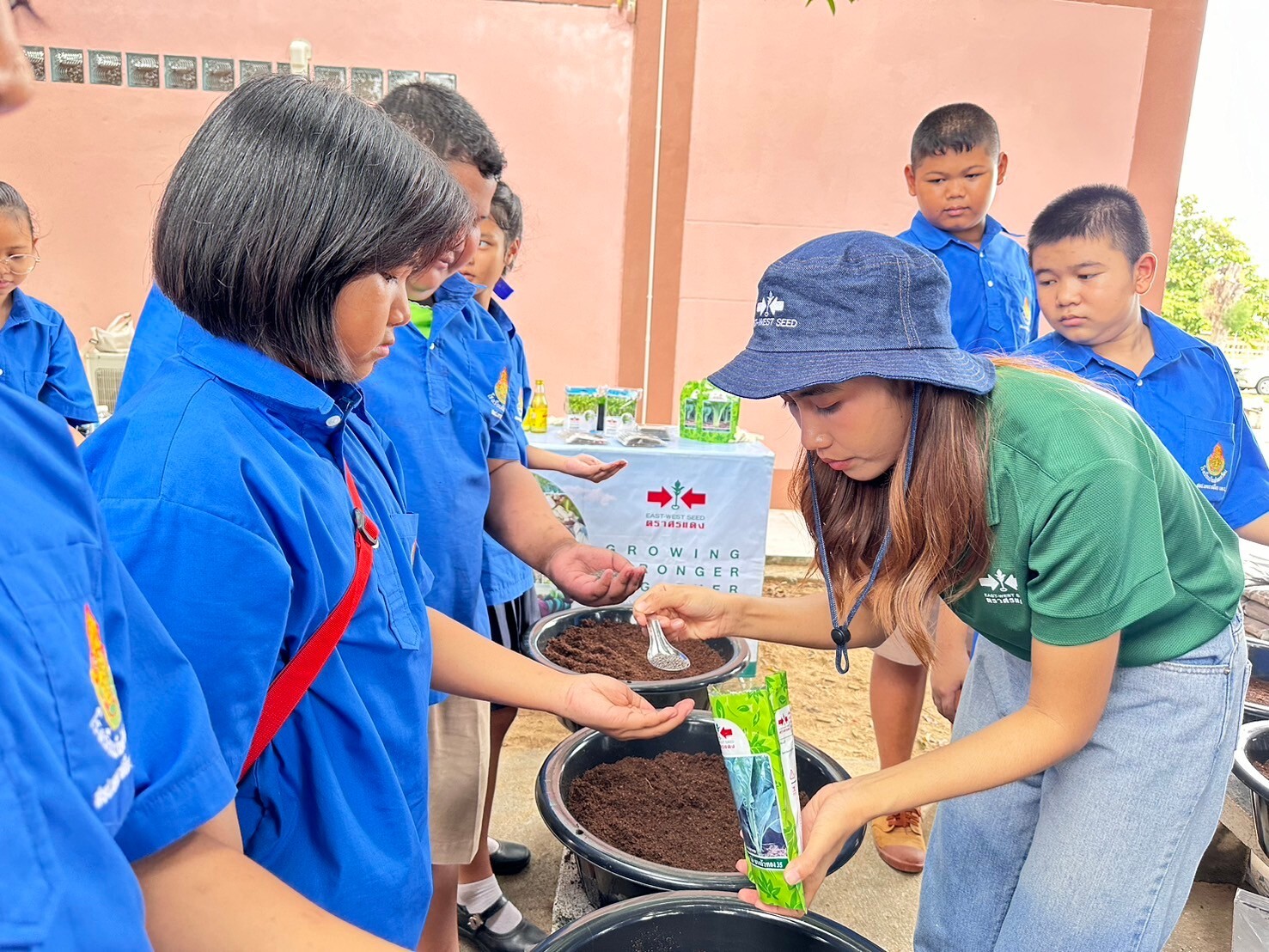 เมล็ดพันธุ์ตราศรแดง จับมือ มูลนิธิเมเจอร์แคร์ ใน "โครงการปลูกผัก สร้างสุข สร้างรายได้" หนุนนักเรียนเรียนรู้การปลูกผักปลอดสารพิษ ฝึกทักษะต่อยอดสร้างอาชีพ