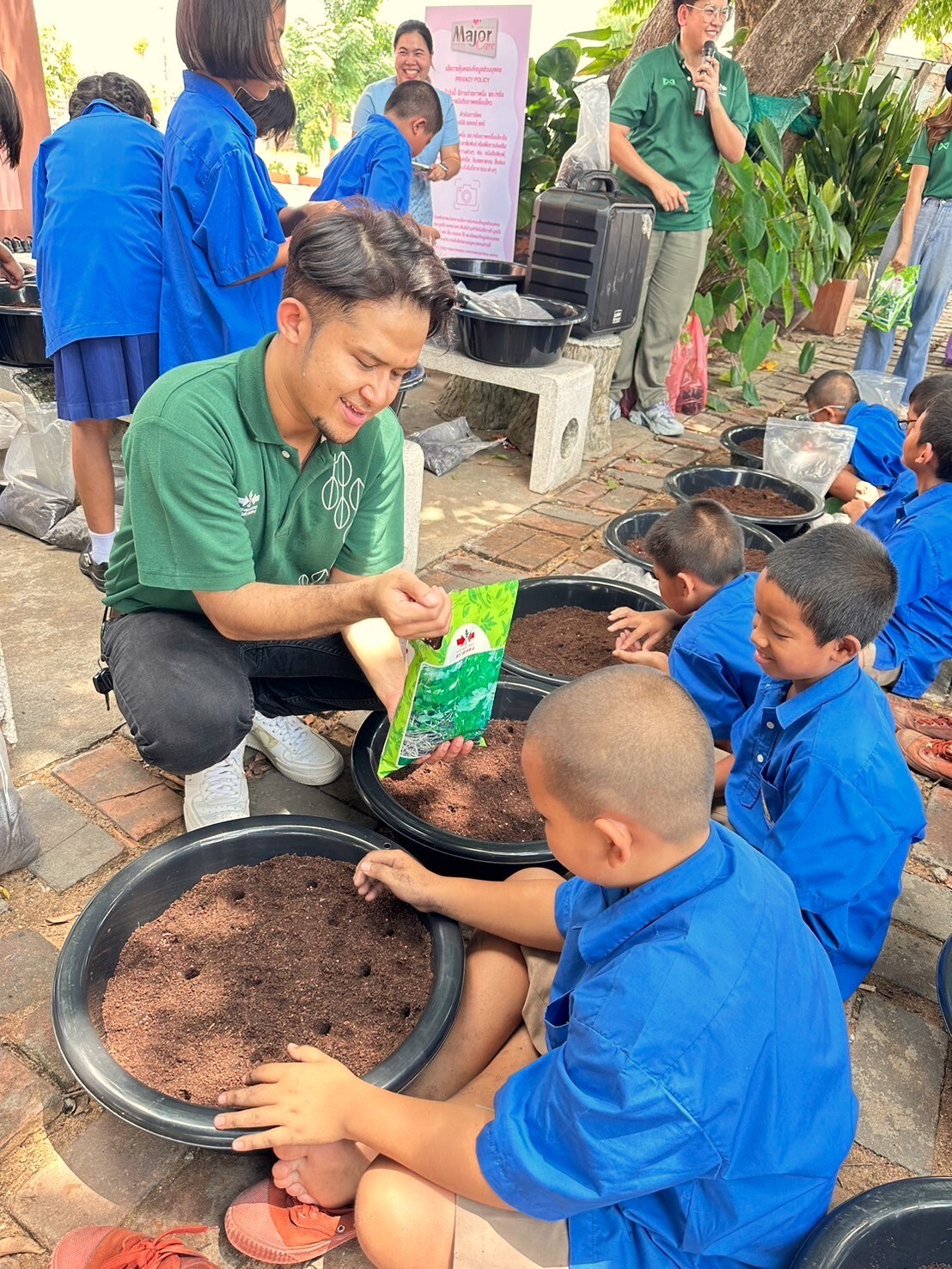 เมล็ดพันธุ์ตราศรแดง จับมือ มูลนิธิเมเจอร์แคร์ ใน "โครงการปลูกผัก สร้างสุข สร้างรายได้" หนุนนักเรียนเรียนรู้การปลูกผักปลอดสารพิษ ฝึกทักษะต่อยอดสร้างอาชีพ