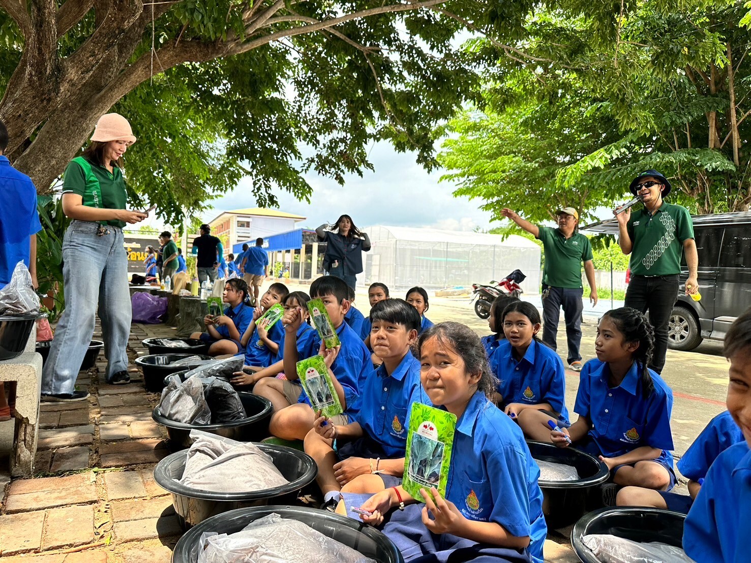 เมล็ดพันธุ์ตราศรแดง จับมือ มูลนิธิเมเจอร์แคร์ ใน "โครงการปลูกผัก สร้างสุข สร้างรายได้" หนุนนักเรียนเรียนรู้การปลูกผักปลอดสารพิษ ฝึกทักษะต่อยอดสร้างอาชีพ