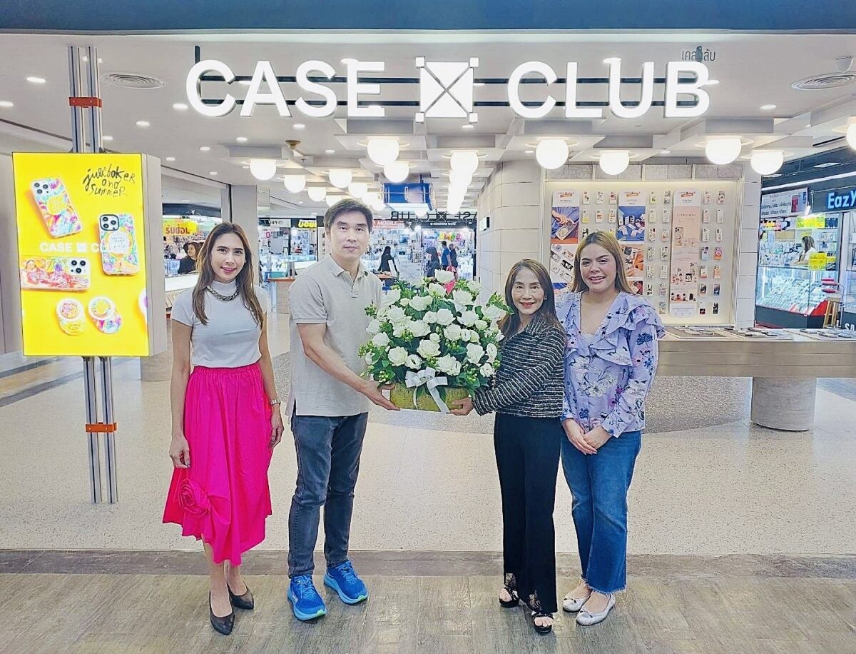 ผู้บริหารเอ็ม บี เค เซ็นเตอร์ มอบกระเช้าดอกไม้แสดงความยินดีเปิดร้านใหม่ CASE CLUB ครบเครื่องเรื่องเคสโทรศัพท์หลากหลายรุ่นให้เลือกกว่า 400 ลาย พร้อมดีไซน์เคสได้ด้วยตัวเอง