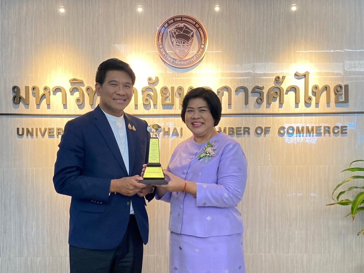 ขอแสดงความยินดีกับ รองศาสตราจารย์ บัวผัน สุพรรณยศ ผู้อำนวยการสถาบันส่งเสริมศิลปะและวัฒนธรรม ม.หอการค้าไทย