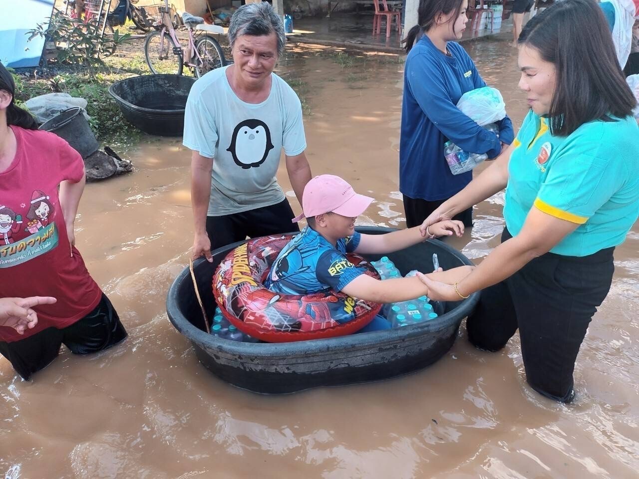 ซีพี แอ็กซ์ตร้า 'แม็คโคร-โลตัส' เคียงข้างพี่น้องชาวอีสาน ลงพื้นที่มอบสิ่งของจำเป็น ช่วยเหลือผู้ประสบภัยน้ำท่วมจังหวัดหนองคาย