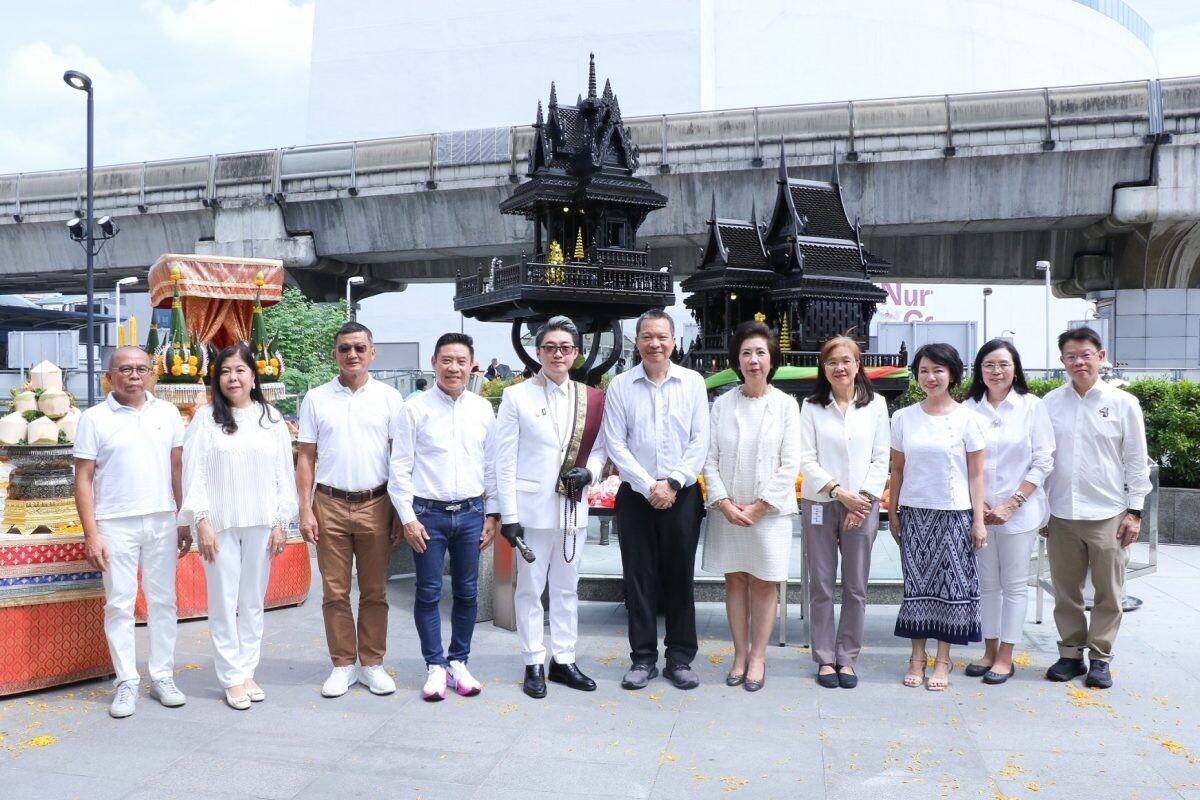 คณะผู้บริหารบริษัทในเครือเอ็ม บี เค ร่วมพิธีบวงสรวงตั้งศาลพระภูมิเจ้าที่ และศาลตายาย ศูนย์การค้าเอ็ม บี เค เซ็นเตอร์ เพื่อความเป็นสิริมงคลและความเจริญรุ่งเรือง