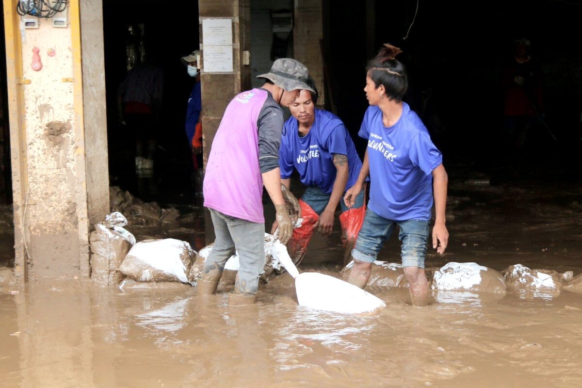 "มูลนิธิไทยคม" จับมือกับ "เครือเรนด์ กรุ๊ป" ฟื้นฟูเยียวยาผู้ประสบภัยน้ำท่วมภาคเหนือ ร่วมแรงร่วมใจเปิดครัวโรงทาน มอบถุงยังชีพ และทำความสะอาดบ้านเรือนหลังน้ำลด