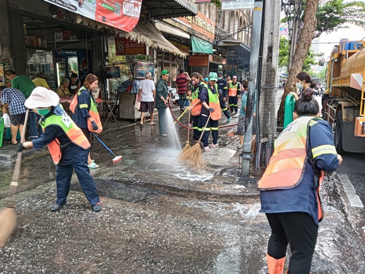 เขตยานนาวารุดกวดขันจัดระเบียบผู้ค้าหน้าตลาดรุ่งเจริญ พร้อมแก้ไขผิวจราจรชำรุด