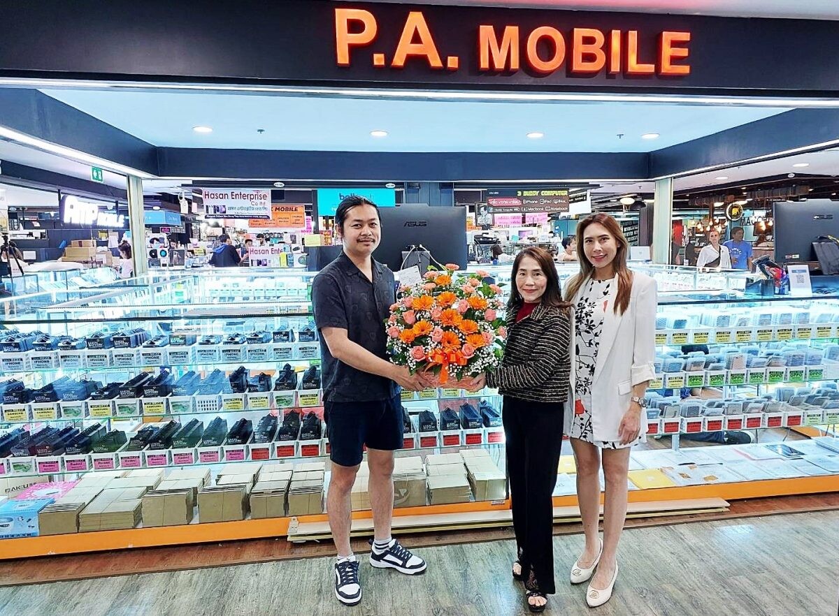 ผู้บริหารเอ็ม บี เค เซ็นเตอร์ มอบกระเช้าดอกไม้แสดงความยินดี P.A.MOBILE เปิดร้านใหม่ ครบเครื่องเรื่องอุปกรณ์เสริมสำหรับมือถือที่ชั้น 4 โซน A