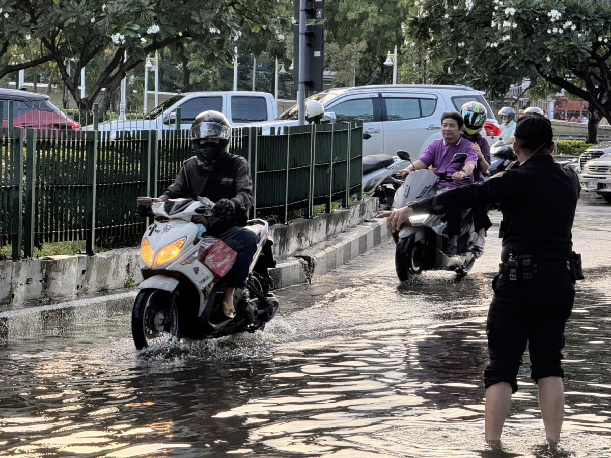 กทม. รุดแก้ปัญหาน้ำท่วมขังถนนรามบุตรี-ท่าเตียน พร้อมเชื่อมระบบระบายน้ำกันน้ำย้อนกลับ