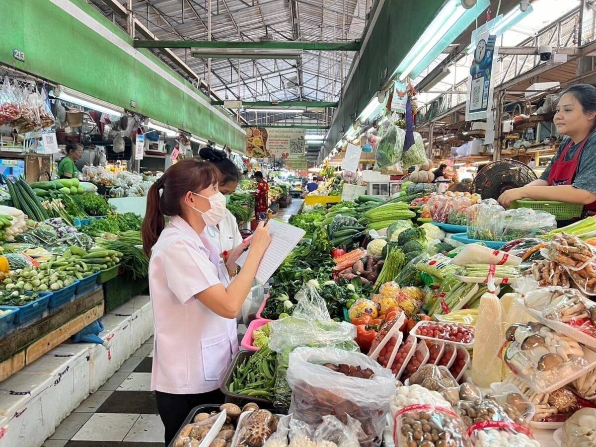 กทม. เข้มตรวจสอบการปนเปื้อนยาฆ่าแมลง-สารเคมีในผักผลไม้ เฝ้าระวังความปลอดภัยให้ผู้บริโภค