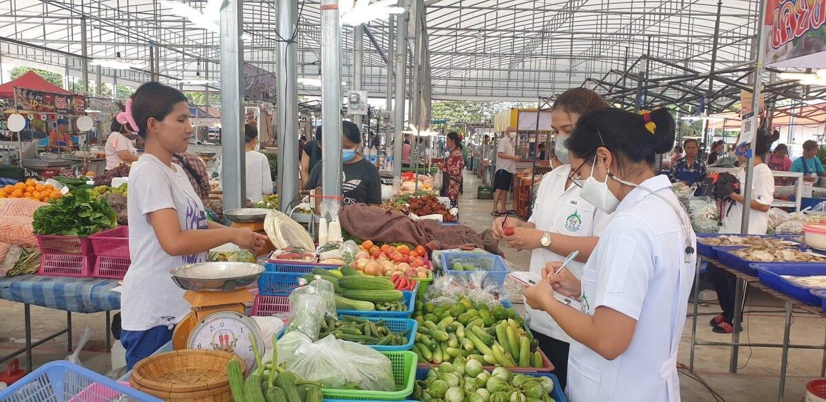 กทม. เข้มตรวจสอบการปนเปื้อนยาฆ่าแมลง-สารเคมีในผักผลไม้ เฝ้าระวังความปลอดภัยให้ผู้บริโภค