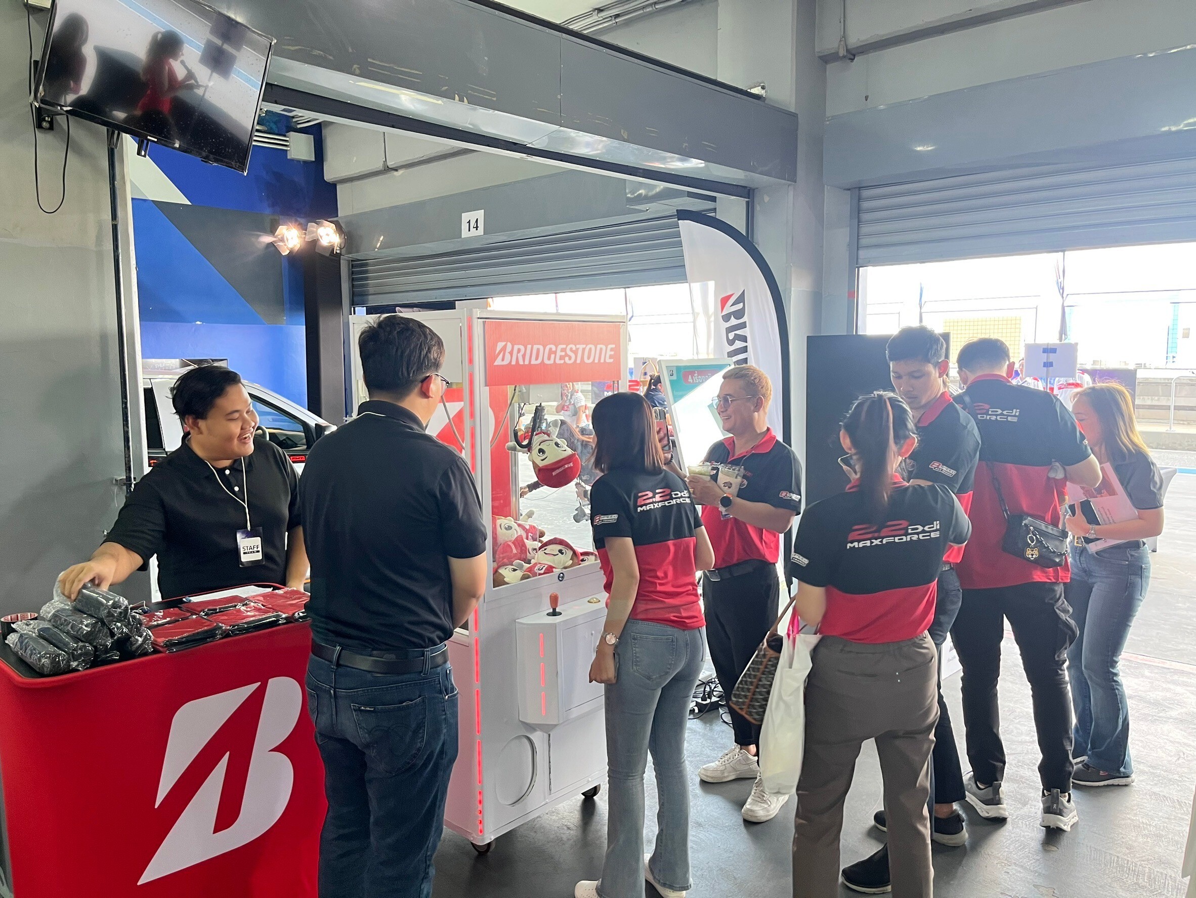 Bridgestone Joins Isuzu's the Future Diesel Engine Launch Event "New! 2.2 Ddi MAXFORCE and New! 3.0 Ddi MAXFORCE The FORCE of FUTURE"