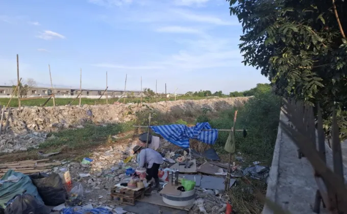 เขตสะพานสูงสั่งระงับถมที่ดิน หลังผู้รับเหมานำขยะมาถม