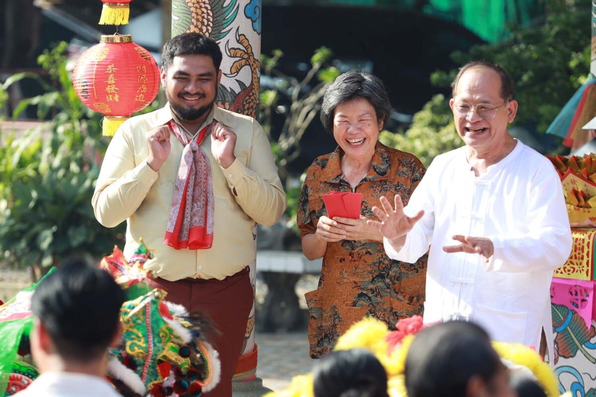 สุดป่วน! "เต๋อ-เต้ย-ชาย-เอิร์ธ" สวมบทแก๊งแป๊ะยิ้ม เชิดเงินแจก ในละคร "มือปราบกระทะรั่ว"