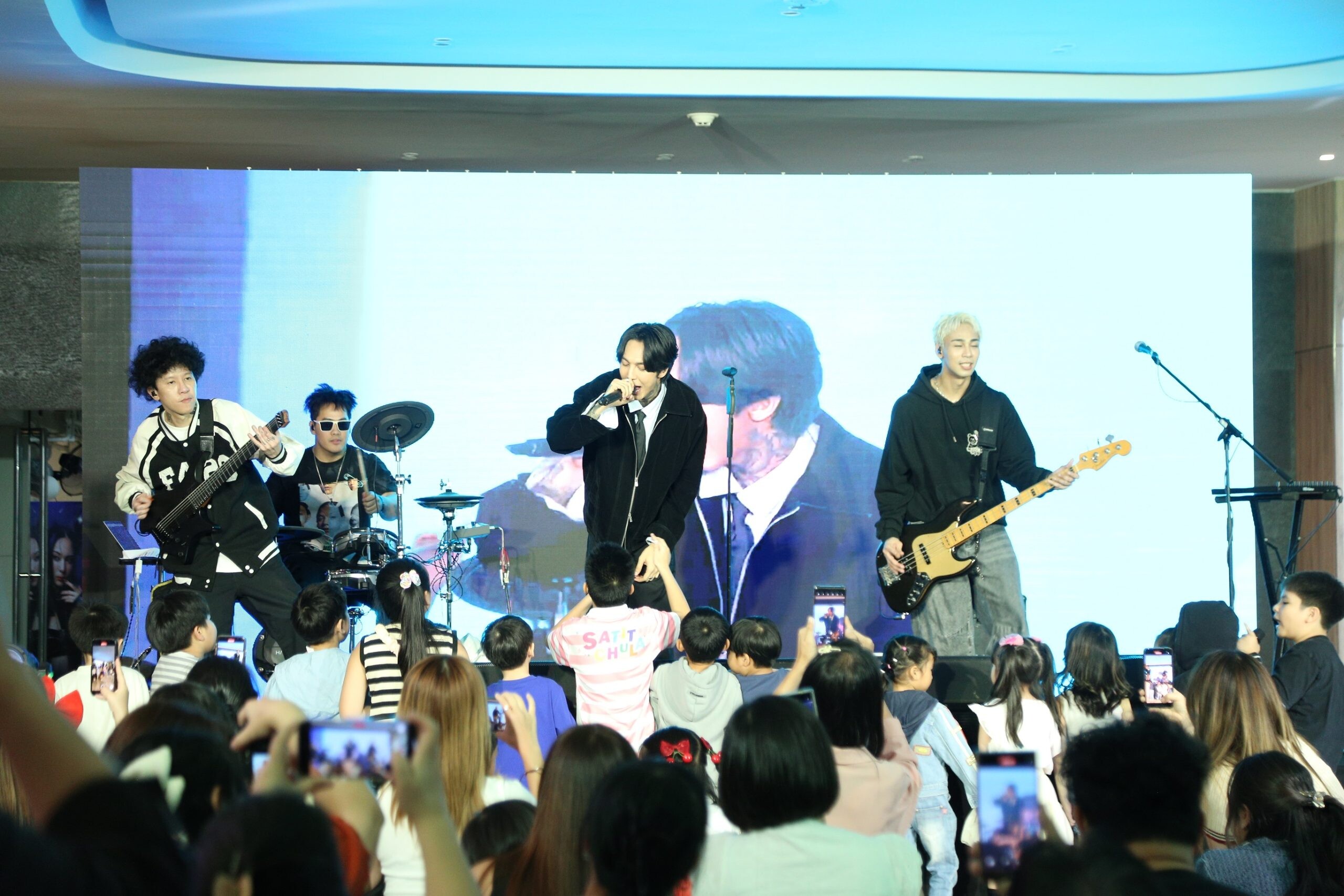 LDC ร่วมกับ "ฮาย-เซน Paper Planes" จัด Meet &amp; Greet สุดฟินให้กับเด็กๆ ผู้โชคดี ในโครงการ "แปรงเล็กๆ เพื่อเด็กฟันดี"