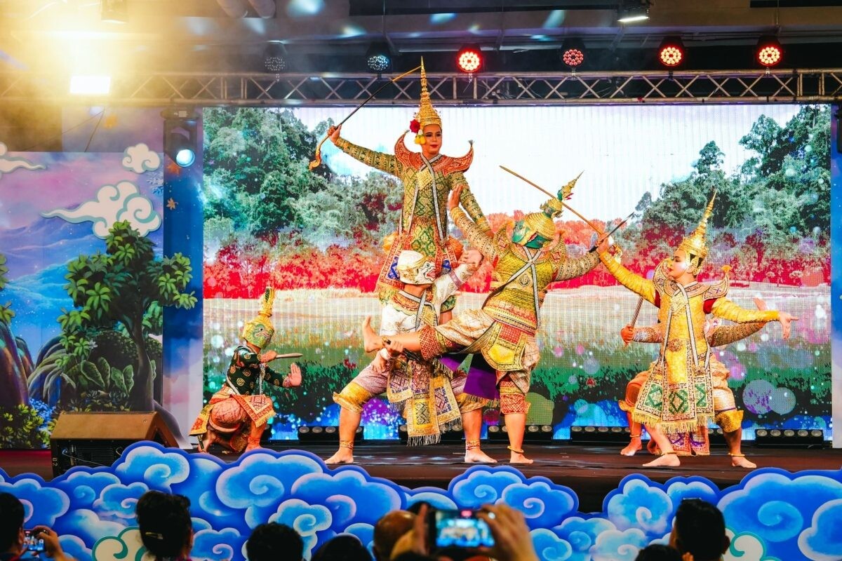 สุดอลัง ต่างชาติชื่นชอบ คนไทยชื่นชม KHON The Theater โขนใหญ่ใจกลางเมืองที่เอ็ม บี เค เซ็นเตอร์ ชมฟรี! ทุกวันพฤหัสบดีสุดท้ายของเดือน