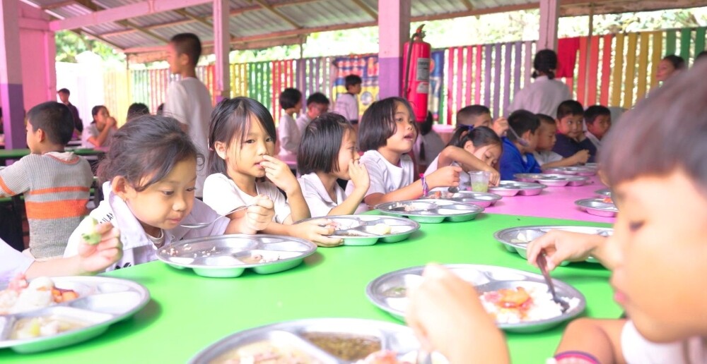 รร.บ้านเหมืองสองท่อ จ.กาญจนบุรี สอนเด็กนักเรียนเลี้ยงไก่ไข่สร้างแหล่งอาหารในโรงเรียน ส่งต่อความมั่นคงอาหารสู่ชุมชน