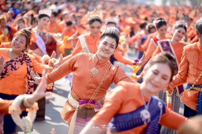 เก่ง ธชย ปลื้ม รับเกียรติ ร่วมรำบวงสรวง อุดรธานีก้าวสู่ปีที่ 132 งานสุดยิ่งใหญ่อลังการ