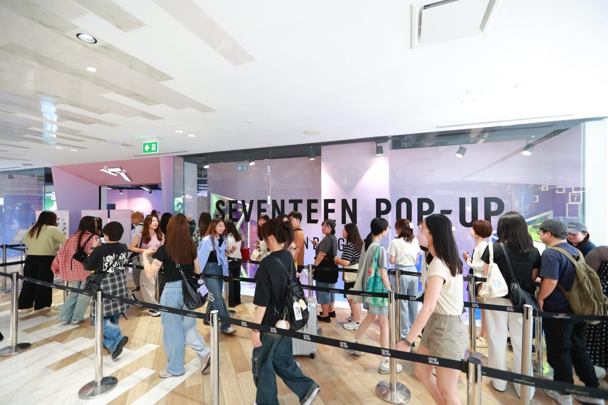 Thai and international Carats of SEVENTEEN line up for the "SEVENTEEN RIGHT HERE IN BANGKOK POP-UP" at Siam Discovery, creating a packed and lively atmosphere before heading to an exhilarating concert.