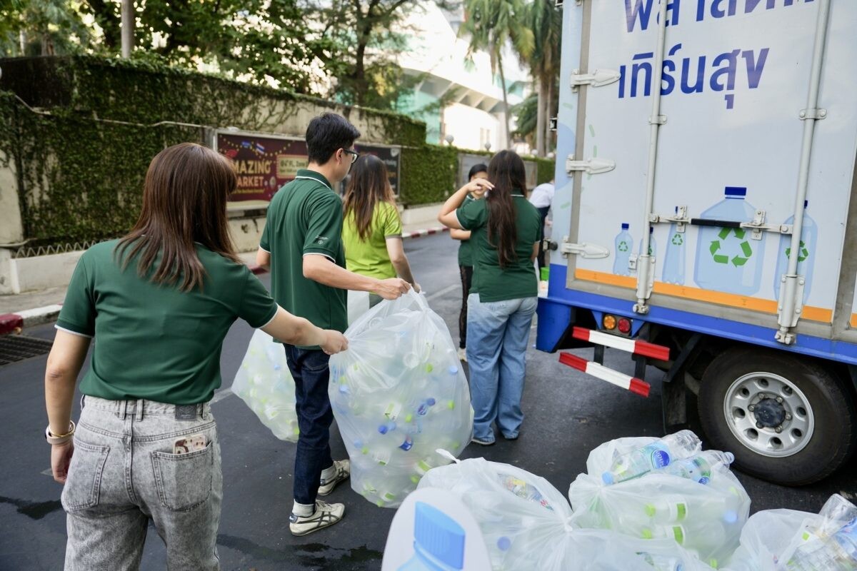 เอ็ม บี เค และบริษัทในเครือ ตอกย้ำองค์กรหัวใจสีเขียว หนุนโครงการ "แยกเพื่อให้พี่ไม้กวาด" มอบขวด PET อัพไซเคิล ผลิตชุดปฏิบัติงานแถบสีสะท้อนแสง เพิ่มความปลอดภัย