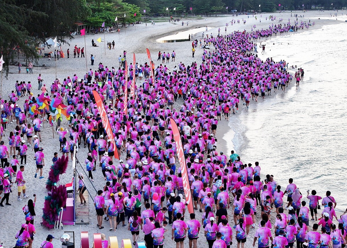 กว่า 2,000 คู่รัก-นักวิ่ง ร่วมใจวิ่ง 'หาดทิพย์แฟนรัน ปี 5' บนชายหาดสมิหลา นำรายได้ทั้งหมดโดยไม่หักค่าใช้จ่ายมอบให้ "ศูนย์เวชศาสตร์ฟื้นฟู" โรงพยาบาลบางกล่ำ จ.สงขลา