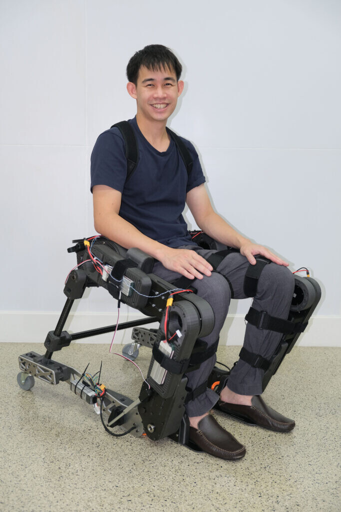 จุฬาฯ เปิดตัว "วีลแชร์เดินได้" Wheelchair Exoskeleton หุ่นยนต์สวมใส่บนร่างกายมนุษย์ นั่ง ลุกยืน และเดินได้ในตัวเดียว