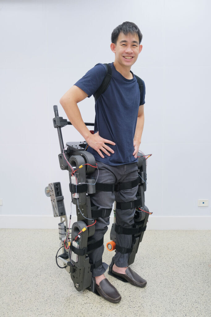 จุฬาฯ เปิดตัว "วีลแชร์เดินได้" Wheelchair Exoskeleton หุ่นยนต์สวมใส่บนร่างกายมนุษย์ นั่ง ลุกยืน และเดินได้ในตัวเดียว