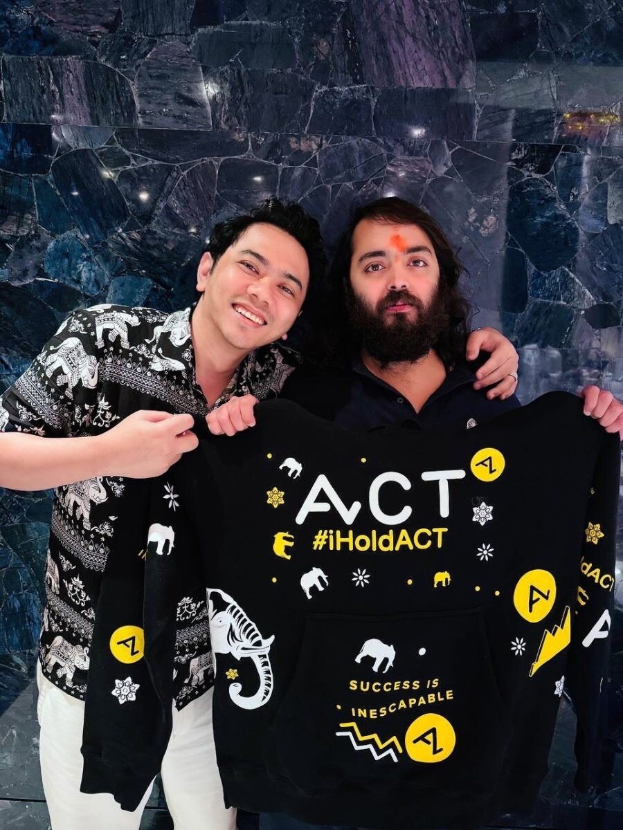 'แอ็คมี่ วรวัฒน์' เผยภาพสุดเอ็กซ์คลูซีฟ มอบเสื้อฮู้ด #iHoldACT ลายช้างเผือก ให้กับ 'อนันต์ อัมบานี' มหาเศรษฐีระดับโลก สะท้อนพลังแห่งมิตรภาพและวิสัยทัศน์อันแน่นแฟ้นระดับสากล