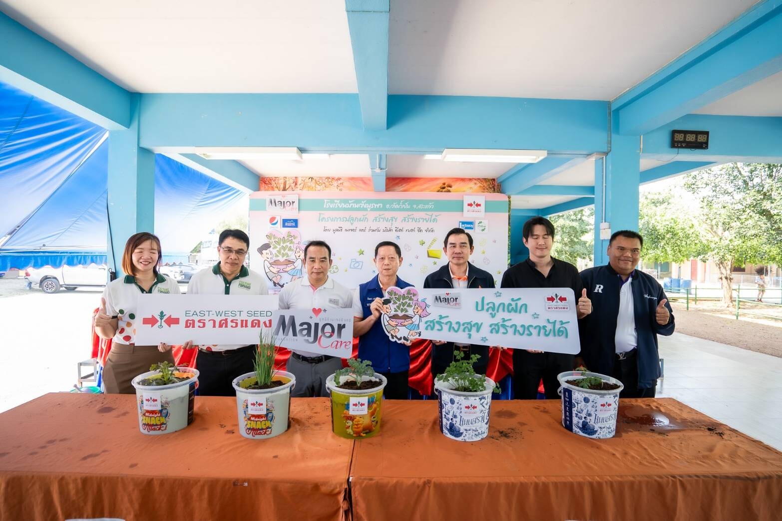 เมล็ดพันธุ์ตราศรแดง จับมือ มูลนิธิเมเจอร์แคร์ เดินหน้า "โครงการปลูกผัก สร้างสุข สร้างรายได้"