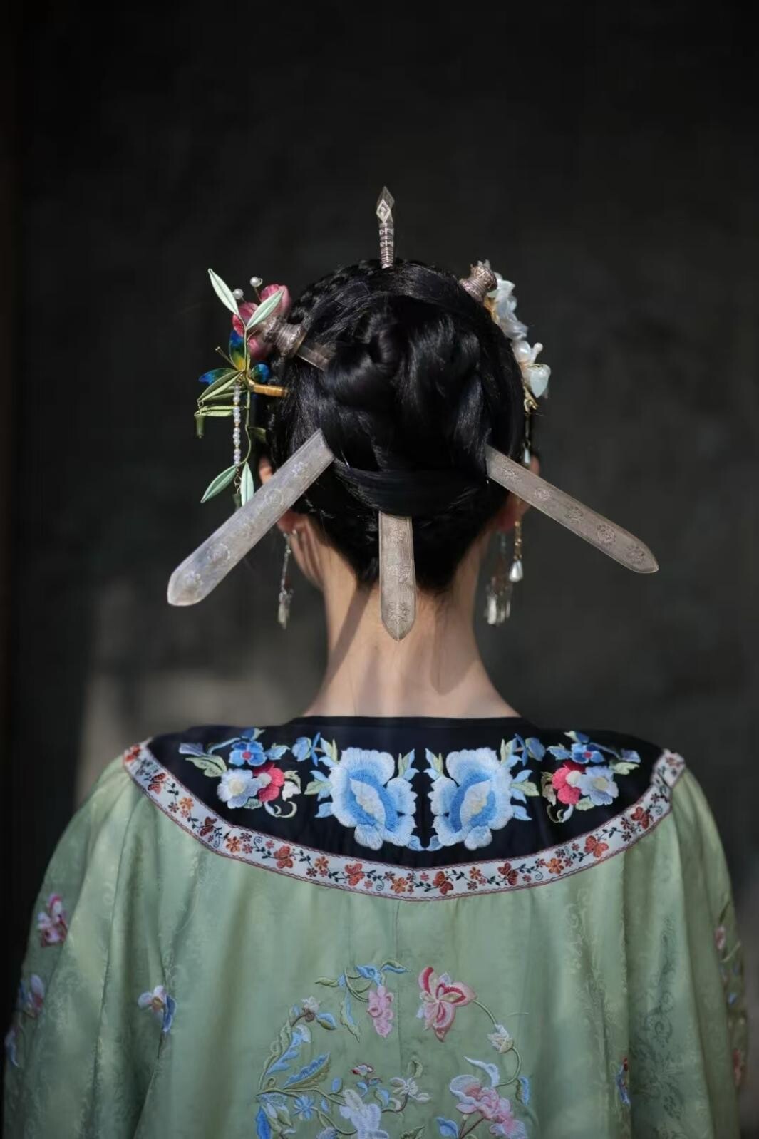 Mindu Culture in the Spotlight -- Three Hairpins: for the Country, for the Family, and for Oneself